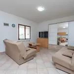 Apartman Front