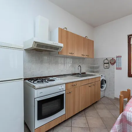 Front In Apartment *